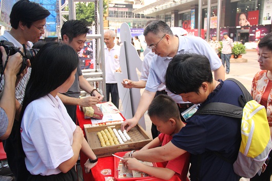 陈李济为市民普及“舒筋健腰丸”防伪知识